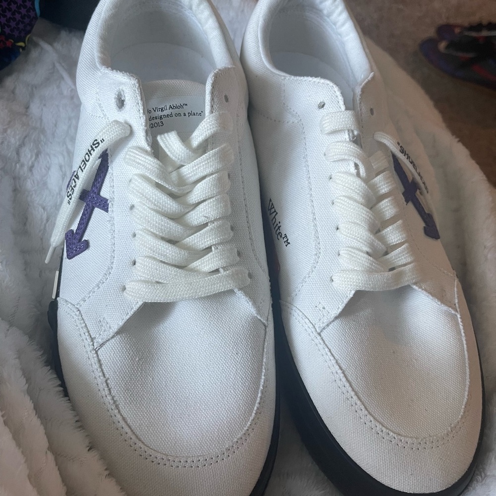 Authentic off white men sneakers never worn